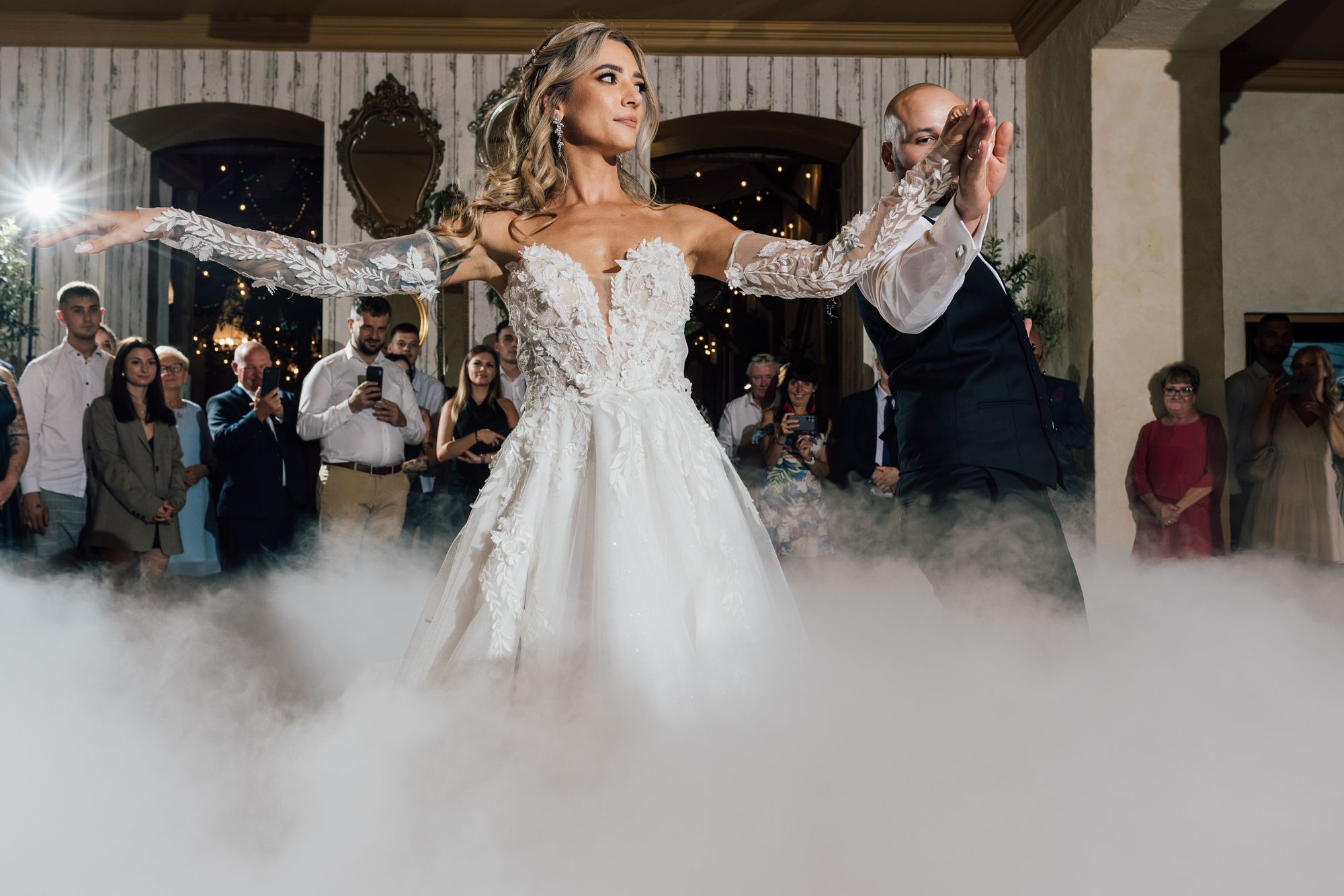 Dynamiczna zabawa weselna w stodole Pod Kasztanami, reportaż ślubny pełen energii