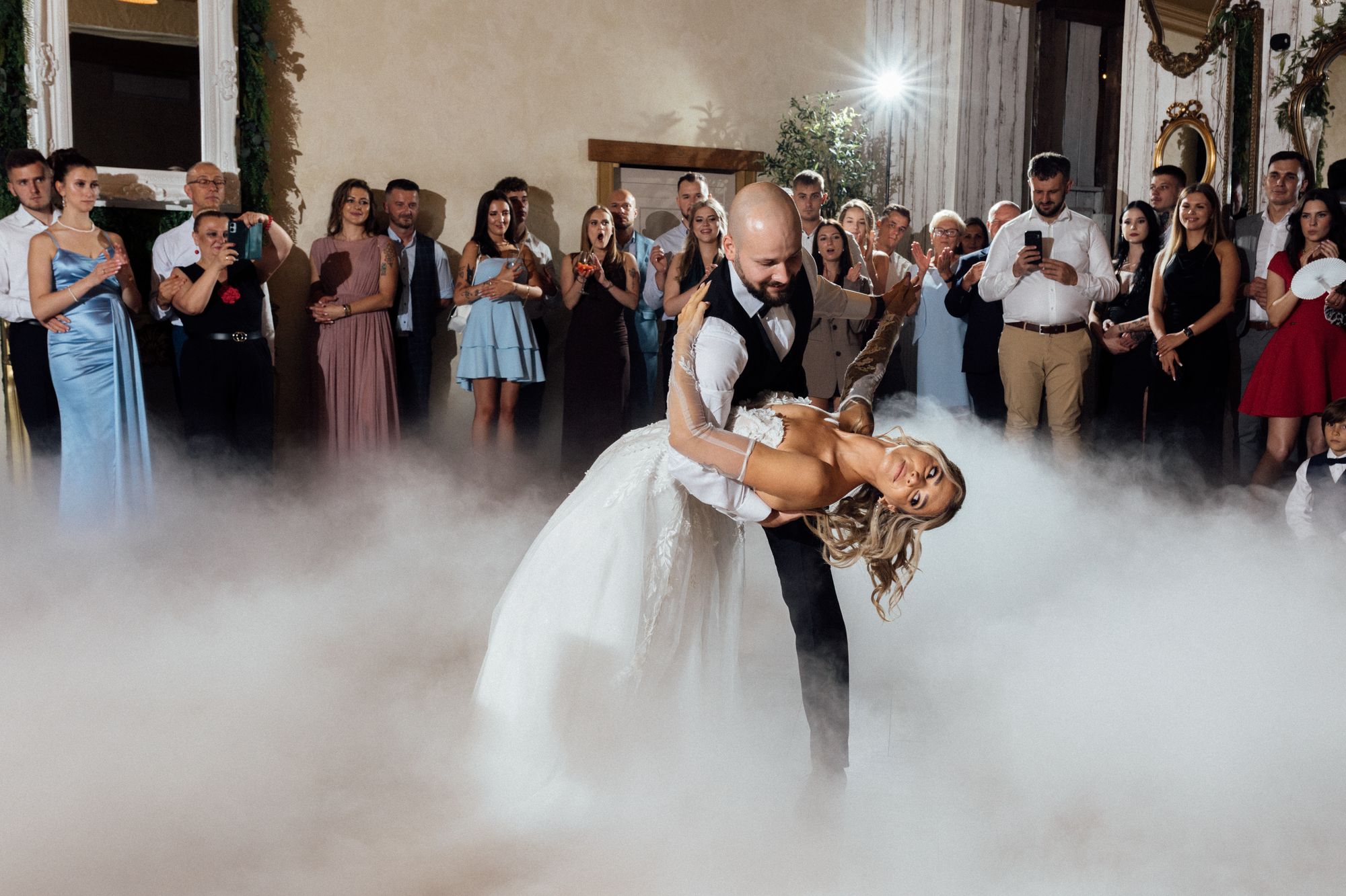 Dynamiczna zabawa weselna w stodole Pod Kasztanami, reportaż ślubny pełen energii